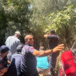 Devrilen traktörün altındaki sürücüyü itfaiye ekipleri kurtardı