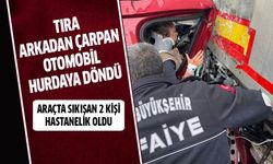 Tıra arkadan çarpan otomobil hurdaya döndü!