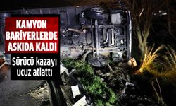 Kamyon bariyerlerde askıda kaldı!