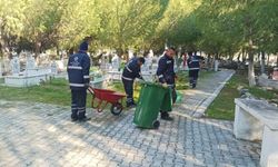 Büyükşehir'den mezarlıklarda bayram öncesi temizlik çalışması