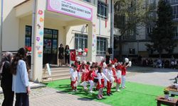 Minik öğrenciler polis abileri unutmadı