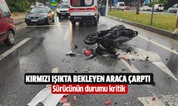 Kırmızı ışıkta bekleyen araca çarpan motosiklet sürücüsü ağır yaralandı