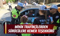 Minik trafikçilerden sürücülere kemer teşekkürü