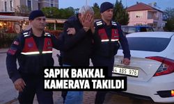 Öğrencileri taciz eden bakkal kameraya takıldı
