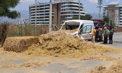 Köprüye takılan saman balyaları kamyonetin üzerine devrildi: 1 yaralı
