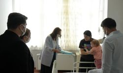 Aydın'da tedavi gören minik hastalara moral oldular