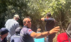 Devrilen traktörün altındaki sürücüyü itfaiye ekipleri kurtardı