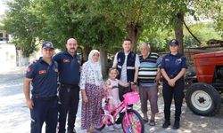 Başkan Çerçioğlu yangında bisikleti yanan Hazal’ın yüzünü güldürdü