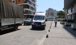 Apartmanın merdivenlerinden düşen yaşlı adam hastanelik oldu
