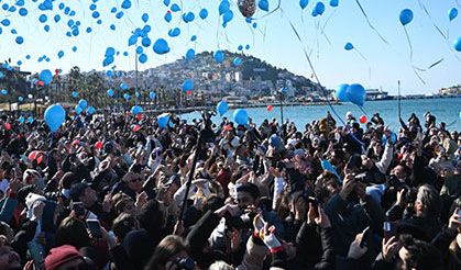 KUŞADASI’NDA SEVİNÇ BALONLARI SMA’LI TEOMAN BEBEK İÇİN UÇURULDU