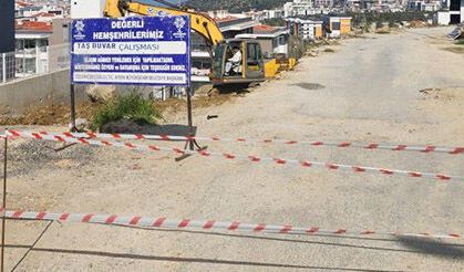 Kuşadası'nda yol yapım çalışmaları sürüyor