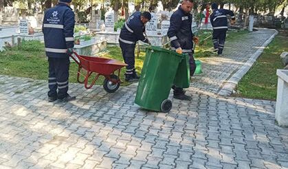 Büyükşehir'den mezarlıklarda bayram öncesi temizlik çalışması