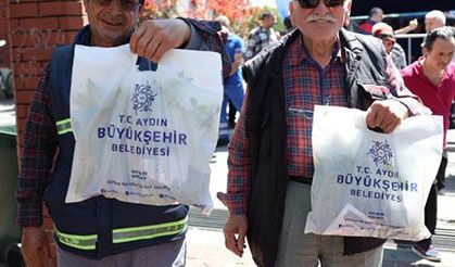 Büyükşehir binlerce fideyi Nazilli’de vatandaşlara dağıttı