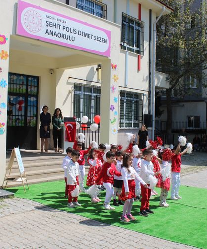 Minik öğrenciler polis abileri unutmadı