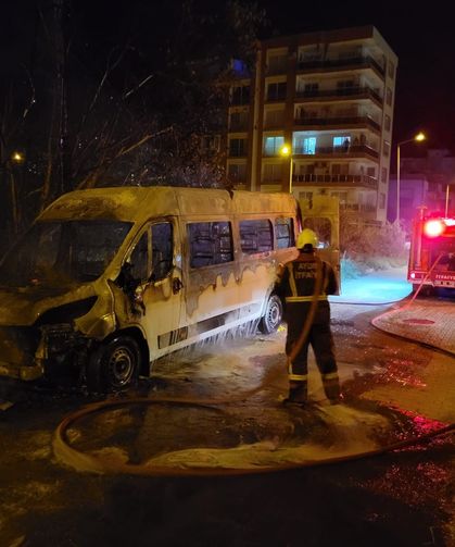 Minibüs alevlere teslim oldu