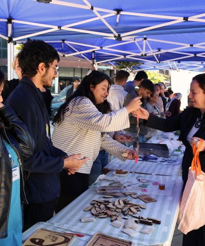 Hastanede tedavi gören çocuklar için destek oldular