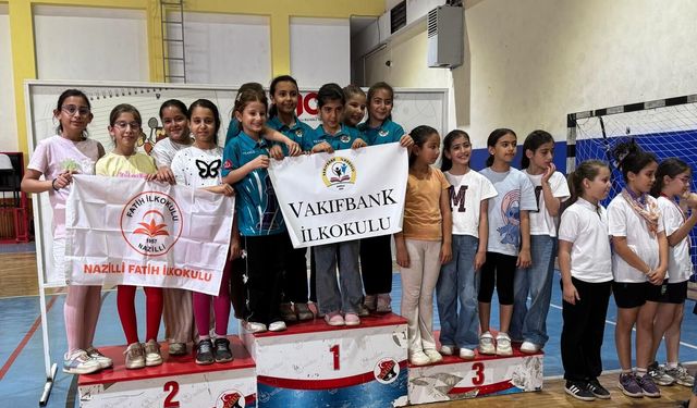 Nazilli Vakıfbank İlkokulu kızları satrançta Aydın şampiyonu oldu