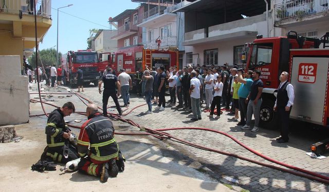 Çatı katında çıkan yangında 3 bina zarar gördü