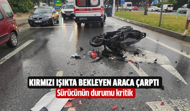 Kırmızı ışıkta bekleyen araca çarpan motosiklet sürücüsü ağır yaralandı