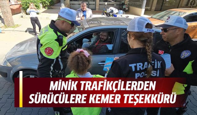 Minik trafikçilerden sürücülere kemer teşekkürü