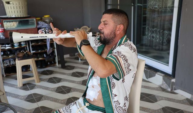 Ameliyattan çıkan hasta solunum egzersizini zurnası ile yaptı