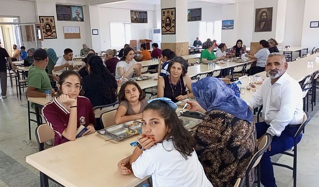 Eğrek Cemevi'nde gelenek yaşatıldı.. 1.200 kişiye aşure dağıtıldı