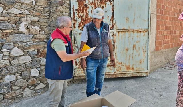 Nazilli'de 2 bin 500 Akdeniz meyve sineği tuzağı dağıtıldı