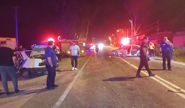 Nazilli'de iki otomobil kafa kafaya çarpıştı: 4 yaralı, 1'i ağır