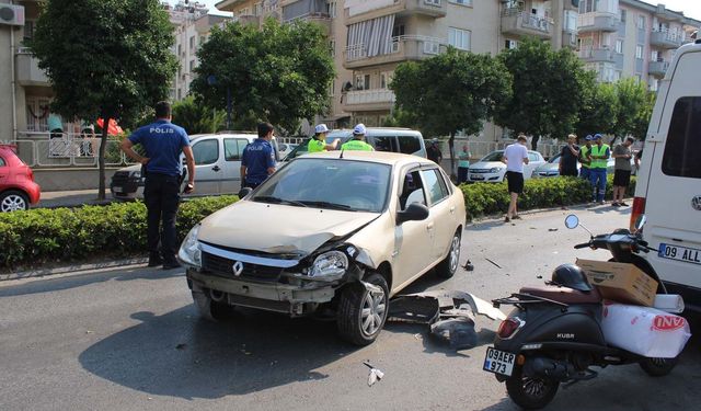 Direksiyon hakimiyetini kaybetti, karşı şeritteki otomobile çarptı