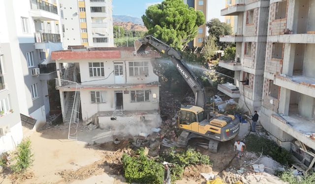 Metruk bina yıkıldı, trafik rahatlayacak