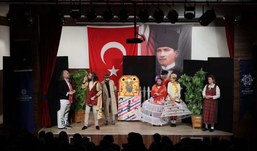 Başkan Çerçioğlu Koçarlı'da minikleri tiyatro ile buluşturdu