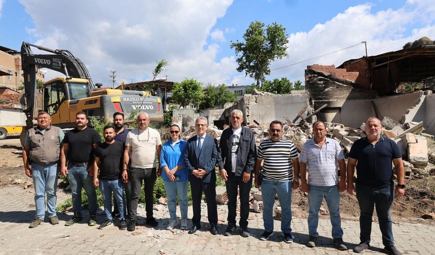 Nazilli’de 25 metruk bina yıkıldı