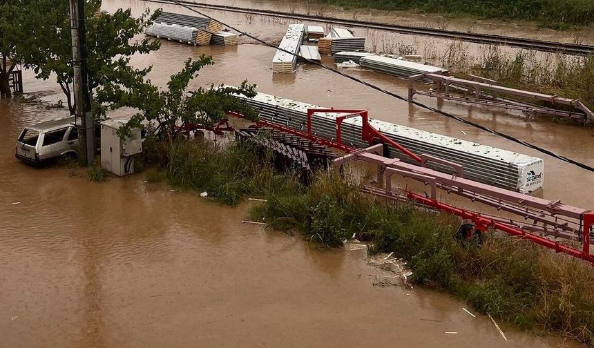 Aydın’da sağanak ve fırtına etkili oldu: Çatılar uçtu, ağaçlar devrildi