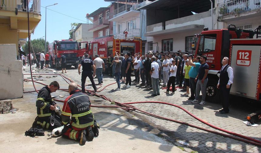 Çatı katında çıkan yangında 3 bina zarar gördü