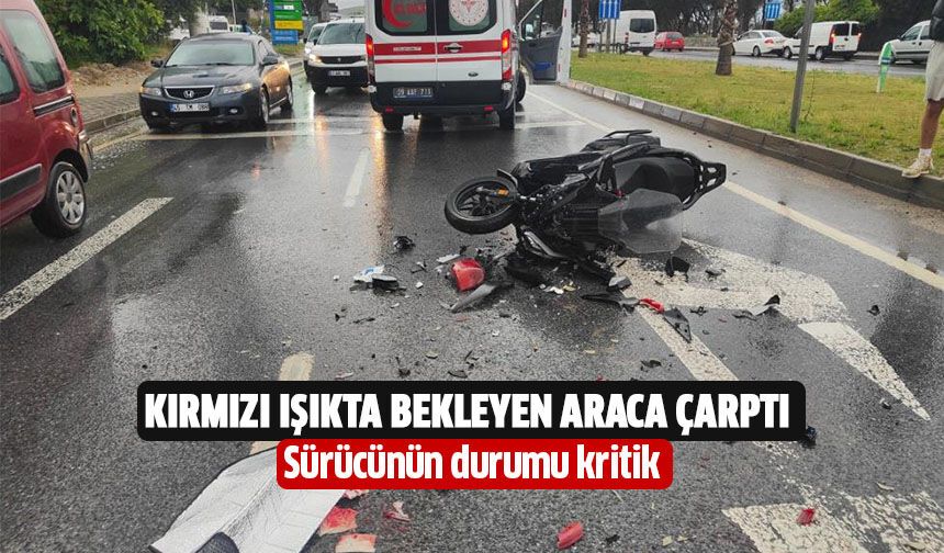 Kırmızı ışıkta bekleyen araca çarpan motosiklet sürücüsü ağır yaralandı