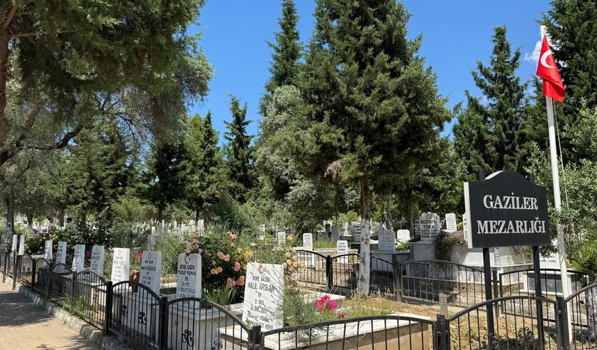 Nazilli’de mezarlıklar doldu taştı.. Vatandaşlardan mezarlık bakımına tam not