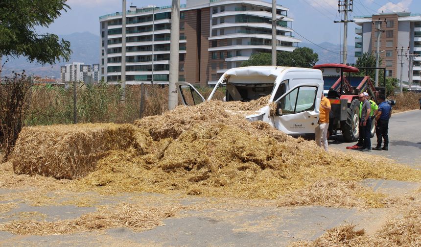 Köprüye takılan saman balyaları kamyonetin üzerine devrildi: 1 yaralı