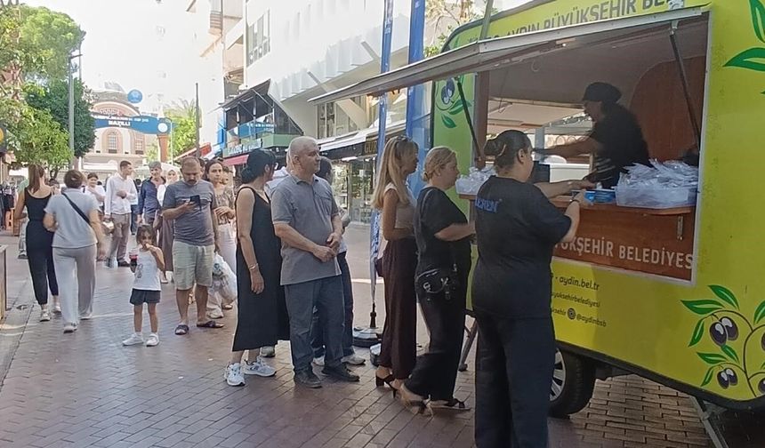 Aydın Büyükşehir'den vatandaşlara aşure ikramı