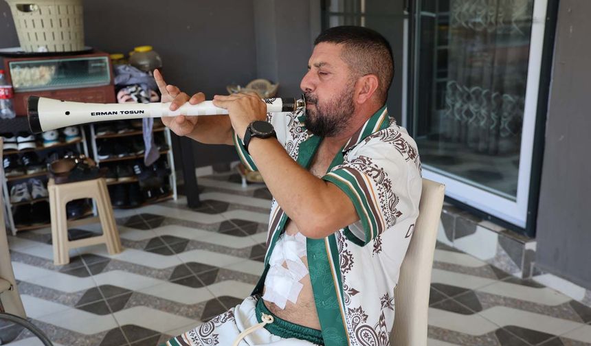 Ameliyattan çıkan hasta solunum egzersizini zurnası ile yaptı
