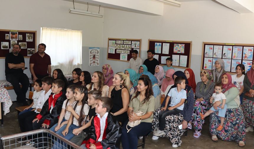 Tek öğretmenli okulun öğrencileri mezuniyet sevinci yaşadı