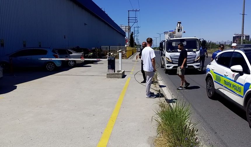 Kamyonun çarptığı beton direk devrildi, facianın eşiğinden dönüldü