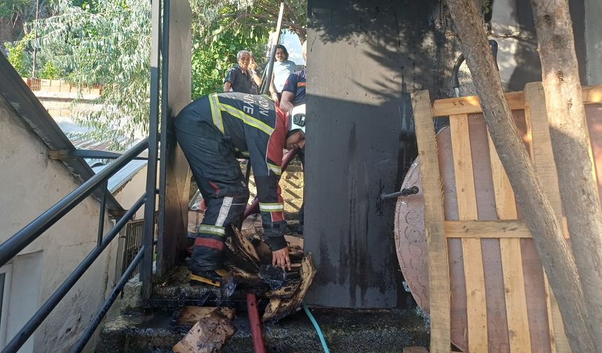 Aydın’da evin hurdalık bölümünde yangın çıktı