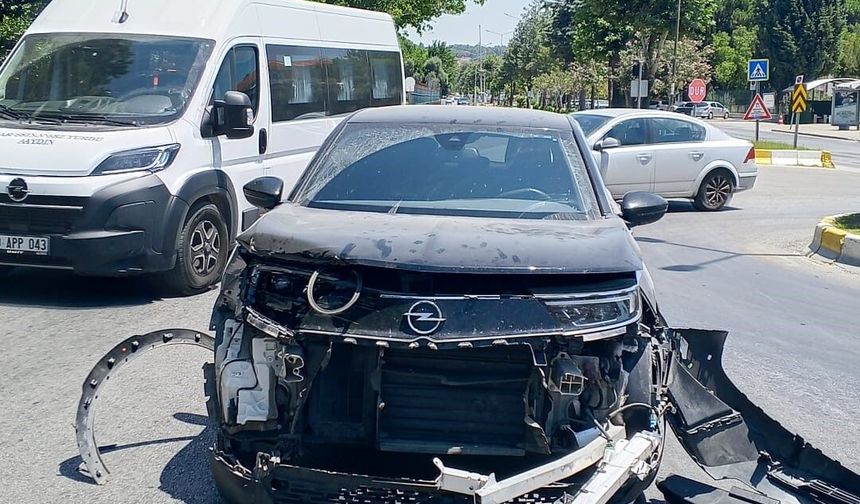 Otomobille çarpışan kamyonet refüje çıktı: 1 yaralı