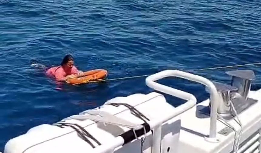 Denizde açığa sürüklenen kadın deniz polisi tarafından kurtarıldı