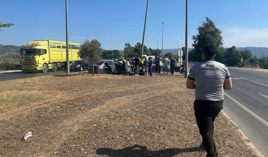 Otomobil aydınlatma direğine çarptı