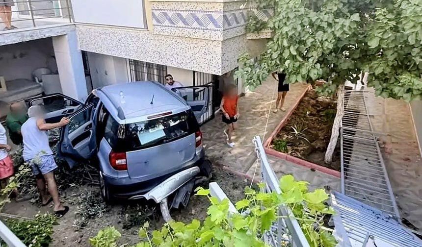 Araç evin bahçesine uçtu