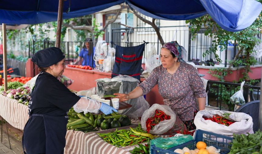 Başkan Çerçioğlu’ndan pazarcı esnafları ve vatandaşlara limonata ikramı