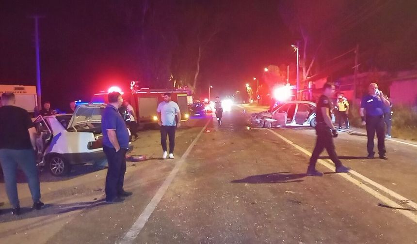 Nazilli'de iki otomobil kafa kafaya çarpıştı: 4 yaralı, 1'i ağır