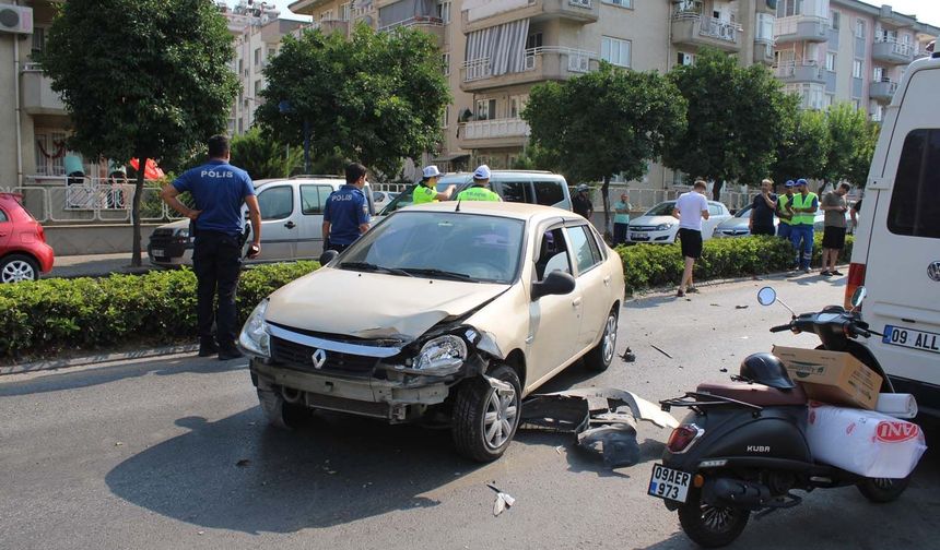 Direksiyon hakimiyetini kaybetti, karşı şeritteki otomobile çarptı