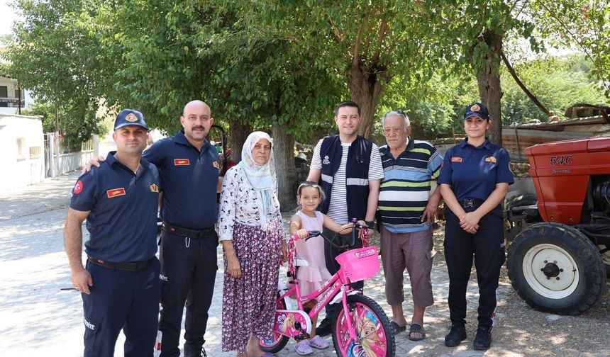 Başkan Çerçioğlu yangında bisikleti yanan Hazal’ın yüzünü güldürdü